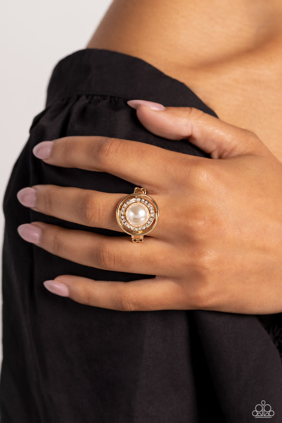 Paparazzi Chic Center - Gold Ring